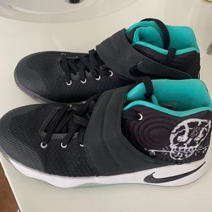 Nike Kyrie 2 GS shoes